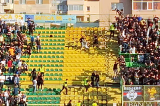 Bătaie crâncenă în tribune: spectatorii din Mioveni au atacat Peluza Sud Steaua. Atenție, imagini dure!