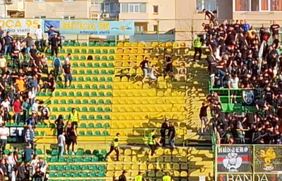 Bătaie crâncenă în tribune: spectatorii din Mioveni au atacat Peluza Sud Steaua. Atenție, imagini dure!