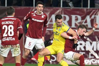 Continuă problemele la Rapid! Impresarul fotbalistului se revoltă: „Băi, ce faceți cu el?”