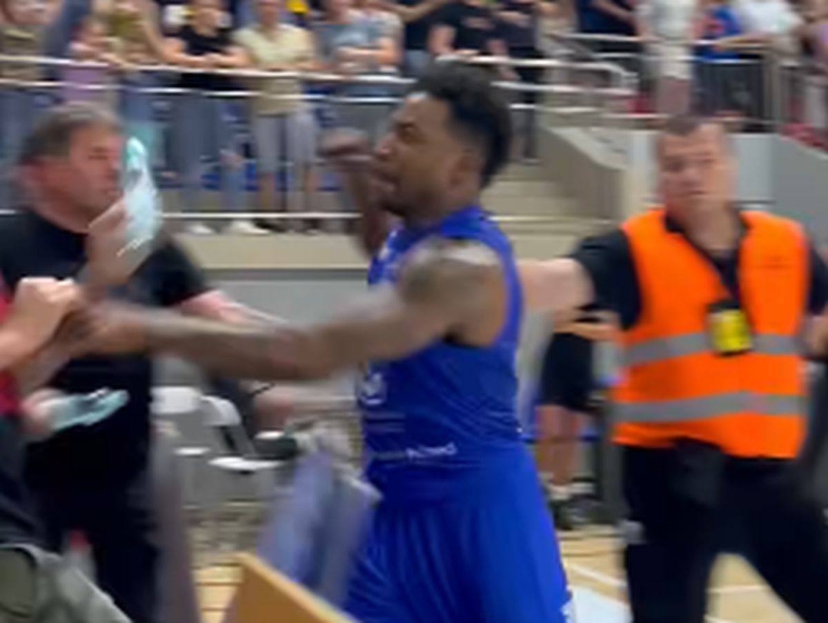 Bătaie în toată regula pe parchet! Baschetbalistul i-a aruncat pumni spectatorului