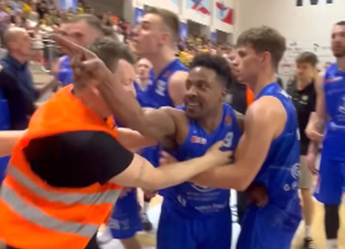 Bătaie în toată regula pe parchet! Baschetbalistul i-a aruncat pumni spectatorului