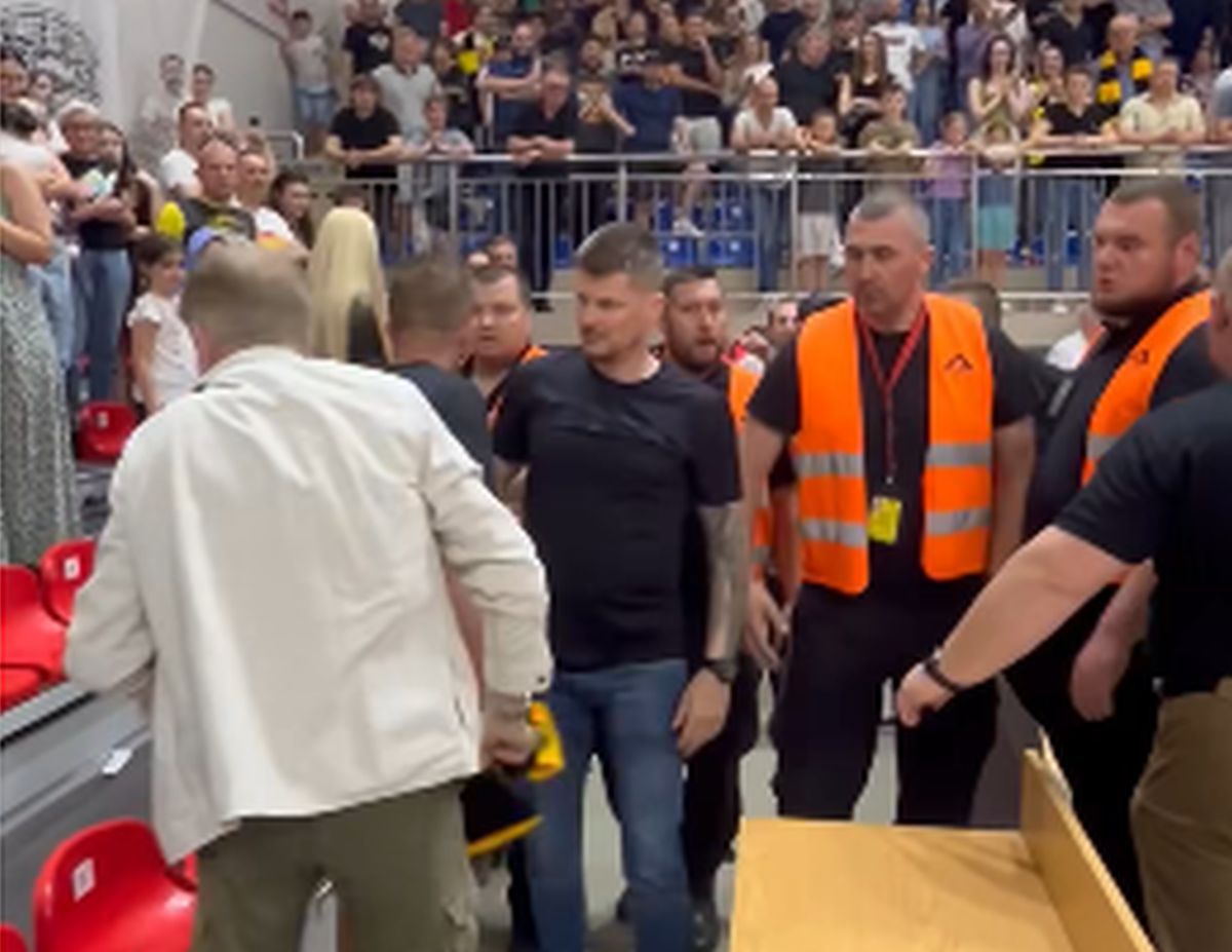 Bătaie în toată regula pe parchet! Baschetbalistul i-a aruncat pumni spectatorului