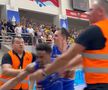 Bătaie în toată regula pe parchet! Baschetbalistul i-a aruncat pumni spectatorului