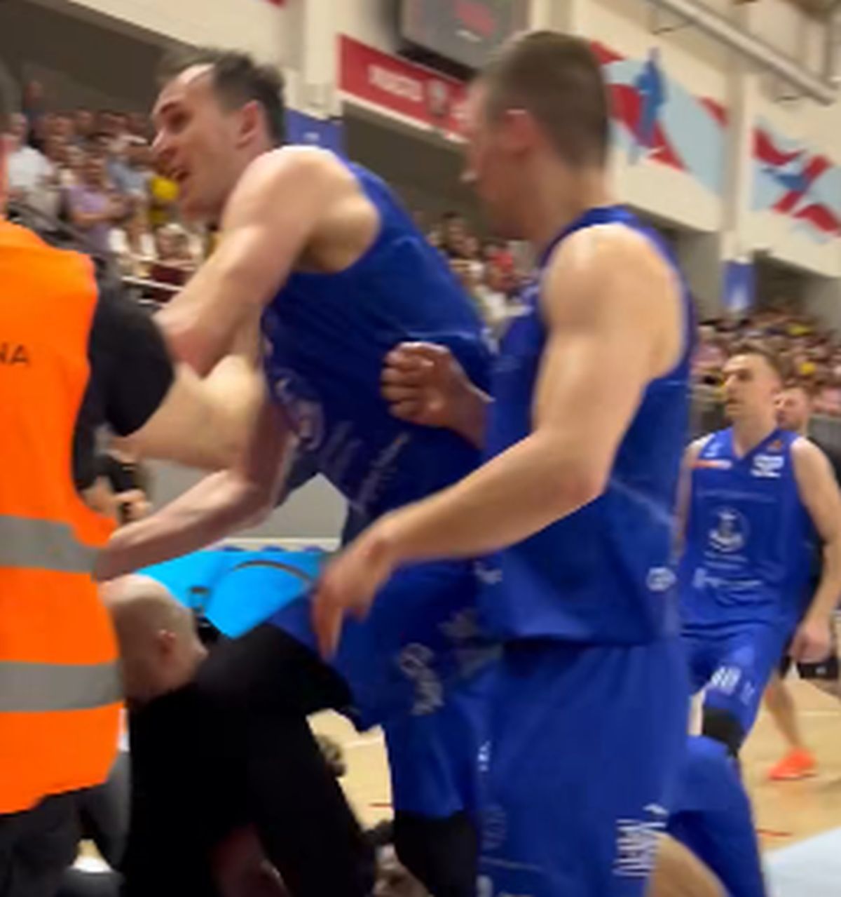 Bătaie în toată regula în Polonia, în liga a doua de baschet