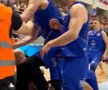 Bătaie în toată regula pe parchet! Baschetbalistul i-a aruncat pumni spectatorului