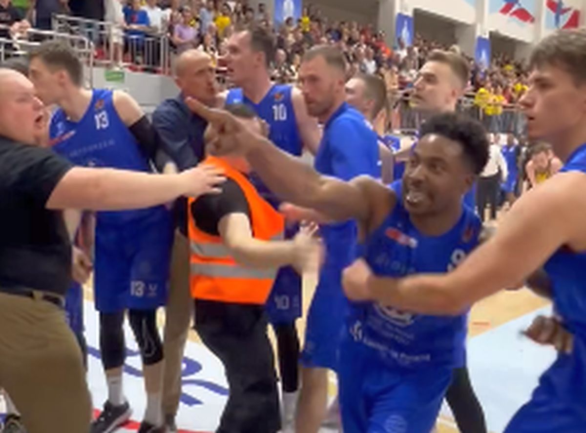 Bătaie în toată regula pe parchet! Baschetbalistul i-a aruncat pumni spectatorului