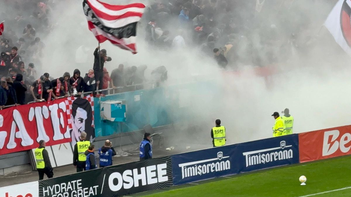 Imagini incredibile în Dinamo - Craiova: ultrașii au pornit extinctoarele în peluză