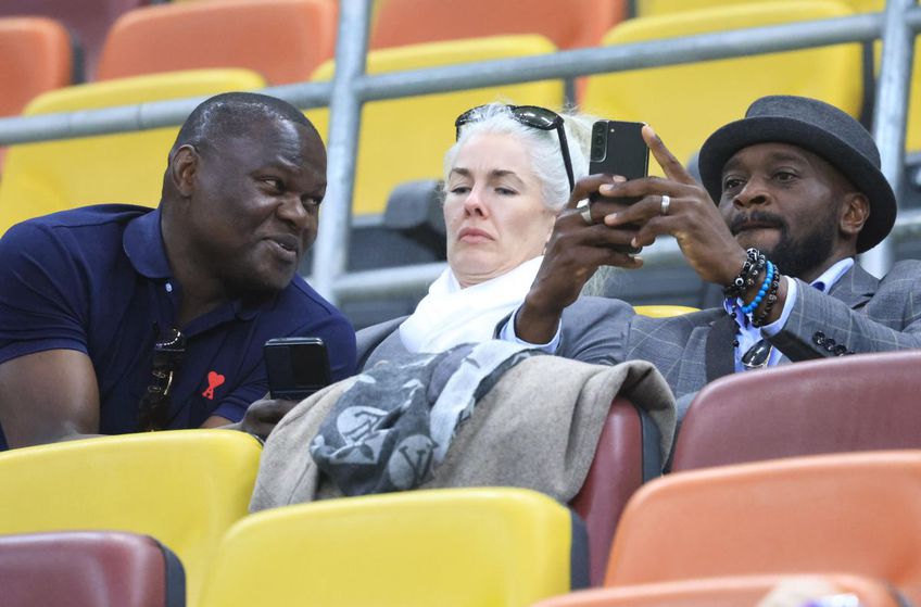 Pierre Boya (stânga), fostul atacant al Rapidului, în tribune la FCSB - Petrolul // foto: Ionuț Iordache (GSP)
