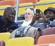 Pierre Boya (stânga), fostul atacant al Rapidului, în tribune la FCSB - Petrolul // foto: Ionuț Iordache (GSP)