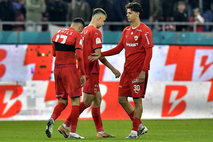 Matteo Duțu, cu numărul 30, încercând aici să-și consoleze colegii // foto: Cristi Preda (GSP)