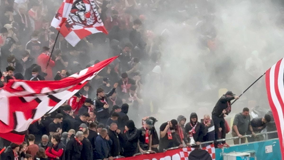 Imagini incredibile în Dinamo - Craiova: ultrașii au pornit extinctoarele în peluză
