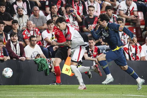 Andrei Rațiu (echipament alb) într-o nouă cursă irezistibilă împotriva lui Espanyol / Foto: Imago