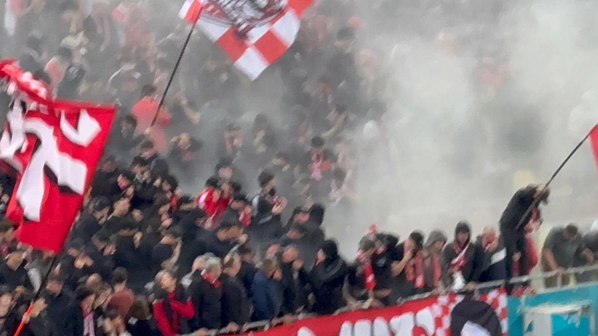 Imagini incredibile în Dinamo - Craiova: ultrașii au pornit extinctoarele în peluză