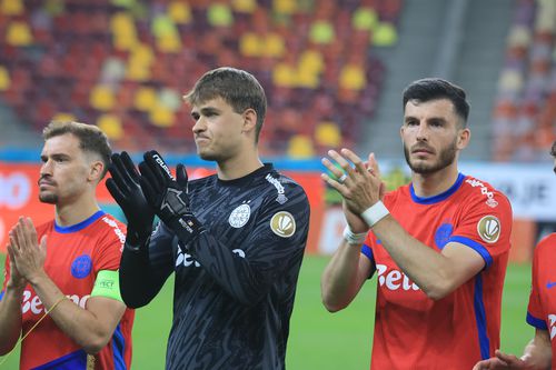 Mihai Popescu, dreapta, a aflat că va continua la FCSB