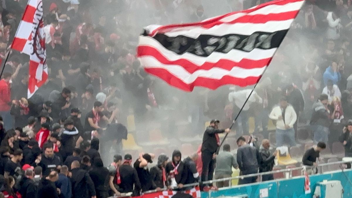 Imagini incredibile în Dinamo - Craiova: ultrașii au pornit extinctoarele în peluză