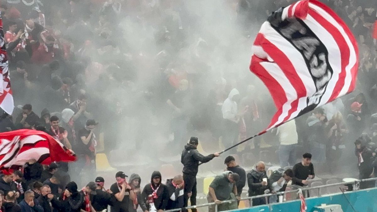 Imagini incredibile în Dinamo - Craiova: ultrașii au pornit extinctoarele în peluză