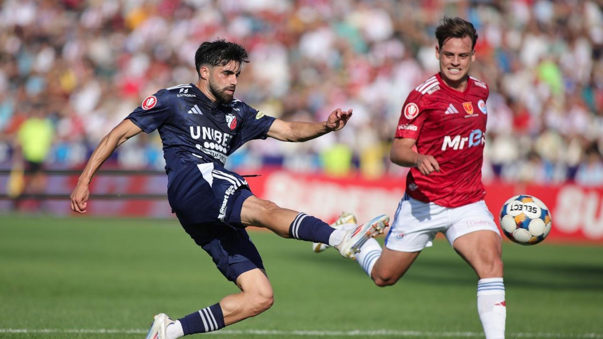 Jucători de fotbal ai echipelor FC Botoșani și Oțelul pe teren în meciul decisiv din play-out Superliga, echipe probabile afișate pe ecran. | sursa foto: Gazeta Sporturilor Jucători de fotbal ai echipelor FC Botoșani și Oțelul pe teren în meciul decisiv din play-out Superliga, echipe probabile afișate pe ecran. | sursa foto: Gazeta Sporturilor