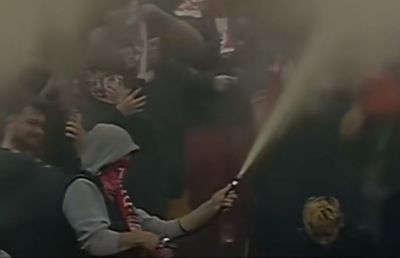 Imagini incredibile în Dinamo - Craiova: ultrașii au pornit extinctoarele în peluză