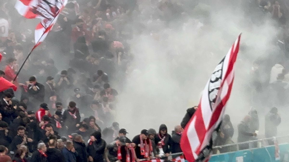 Imagini incredibile în Dinamo - Craiova: ultrașii au pornit extinctoarele în peluză