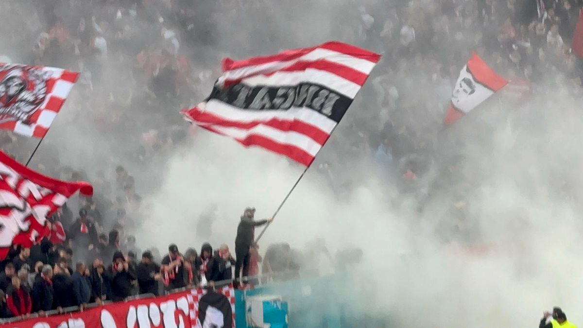 Ultrașii lui Dinamo au dat drumul la extinctor în peluză