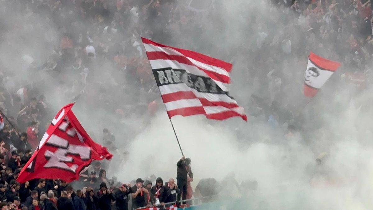 Ultrașii lui Dinamo au dat drumul la extinctor în peluză