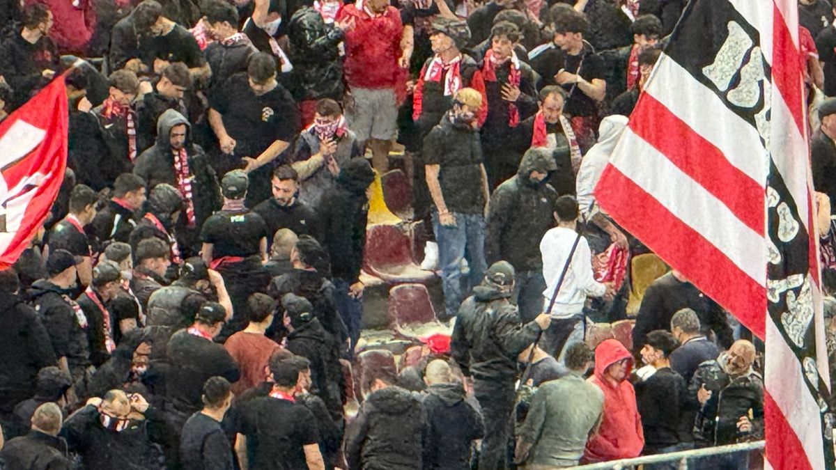 Imagini incredibile în Dinamo - Craiova: ultrașii au pornit extinctoarele în peluză