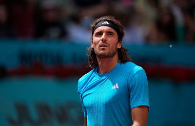 „Prostule! Du-te dracului, idiotule!” » Tsitsipas și-a pierdut complet cumpătul, l-a jignit grav în timpul meciului