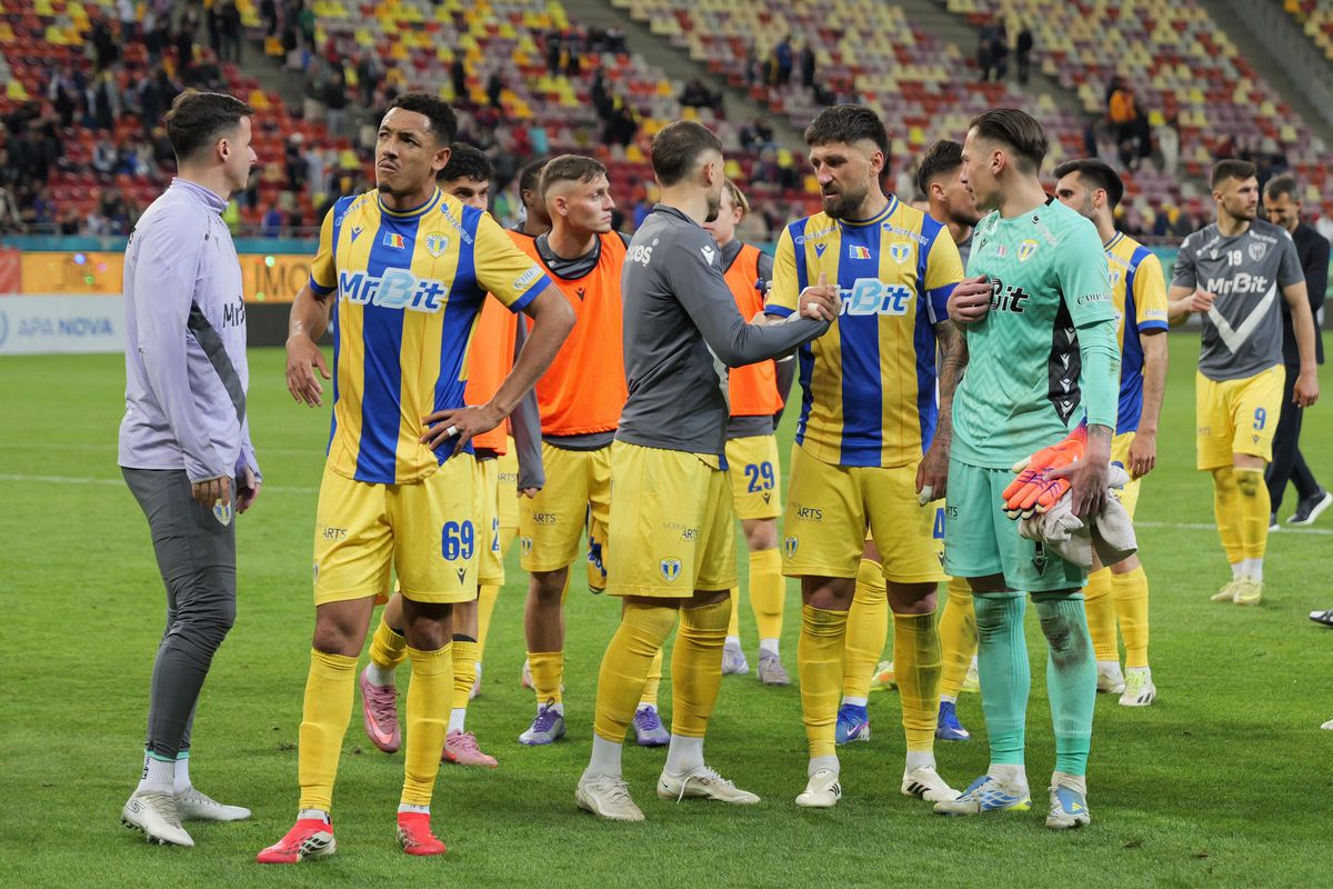 Ce s-a întâmplat la finalul partidei FCSB - Petrolul! Gestul fair-play remarcat de reporterii GSP