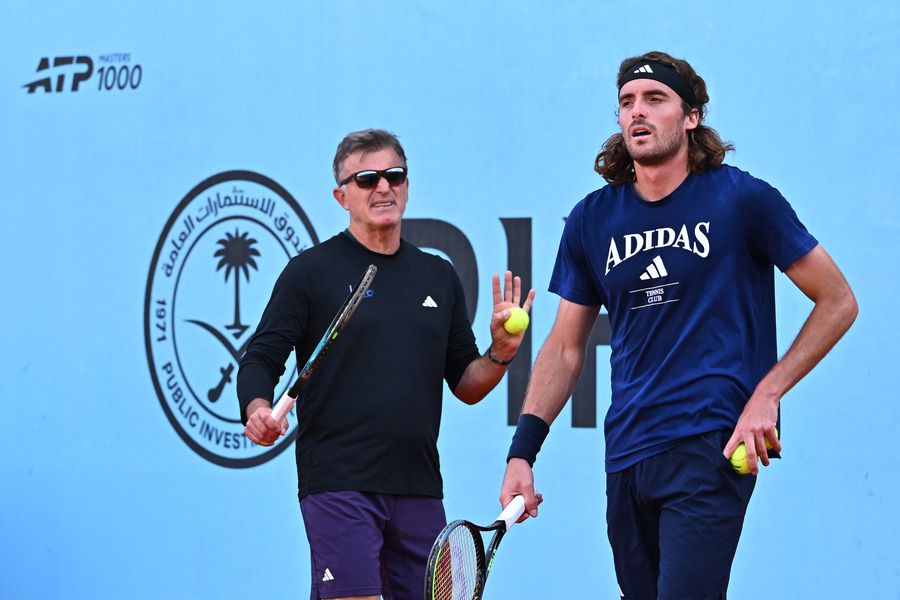 „Prostule! Du-te dracului, idiotule!” » Tsitsipas și-a pierdut complet cumpătul, l-a jignit grav în timpul meciului