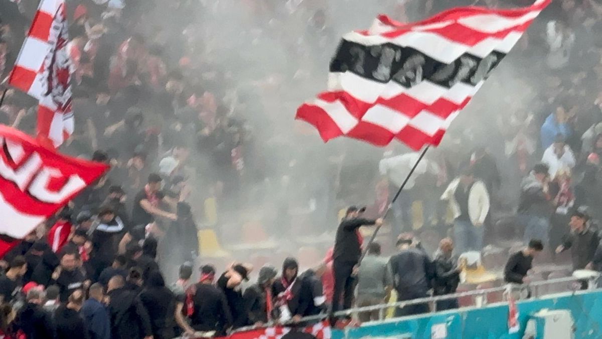 Imagini incredibile în Dinamo - Craiova: ultrașii au pornit extinctoarele în peluză