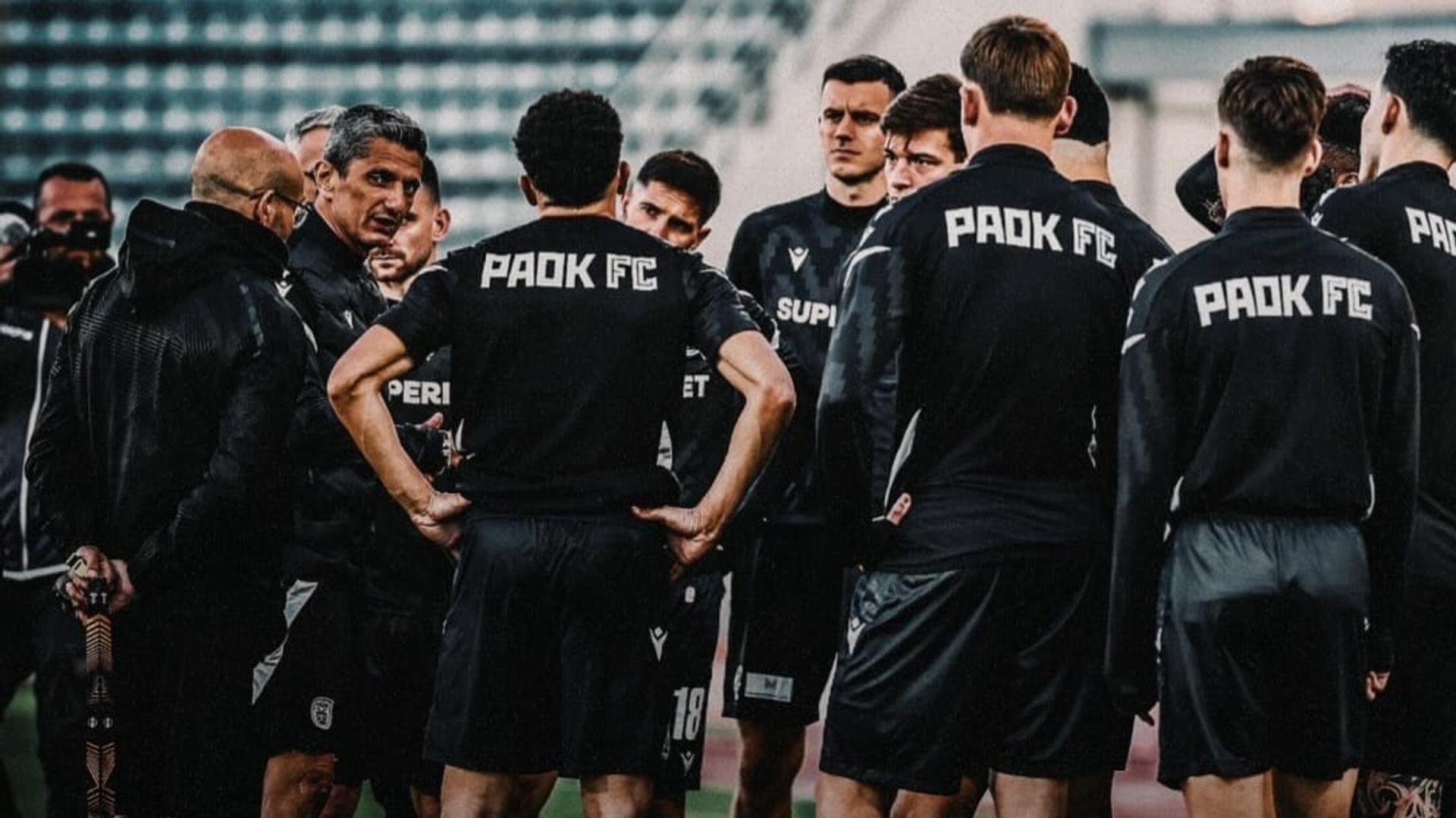 Răzvan Lucescu pe marginea terenului în timpul finalei Cupei Greciei, alături de jucătorii PAOK Salonic în tricouri albe și negre. | sursa foto: Gazeta Sporturilor