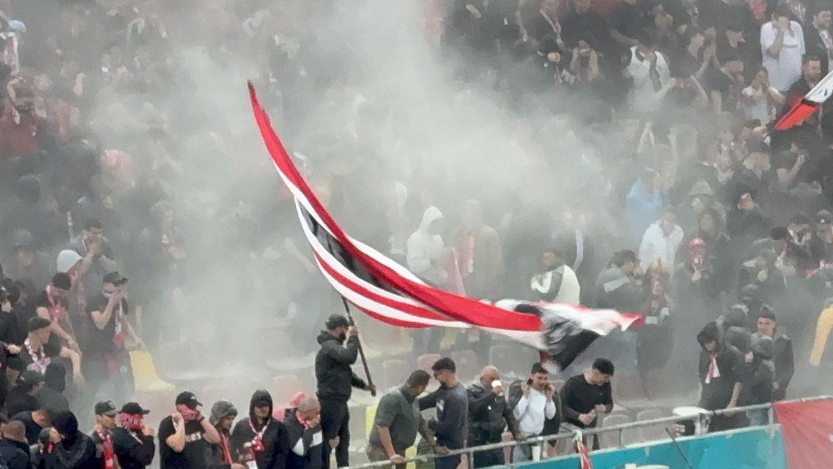 Imagini incredibile în Dinamo - Craiova: ultrașii au pornit extinctoarele în peluză