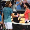 Nikoloz Basilashvili, în dreapta, la finalul unui meci contra lui Tsitsipas. foto: Guliver/Getty Images