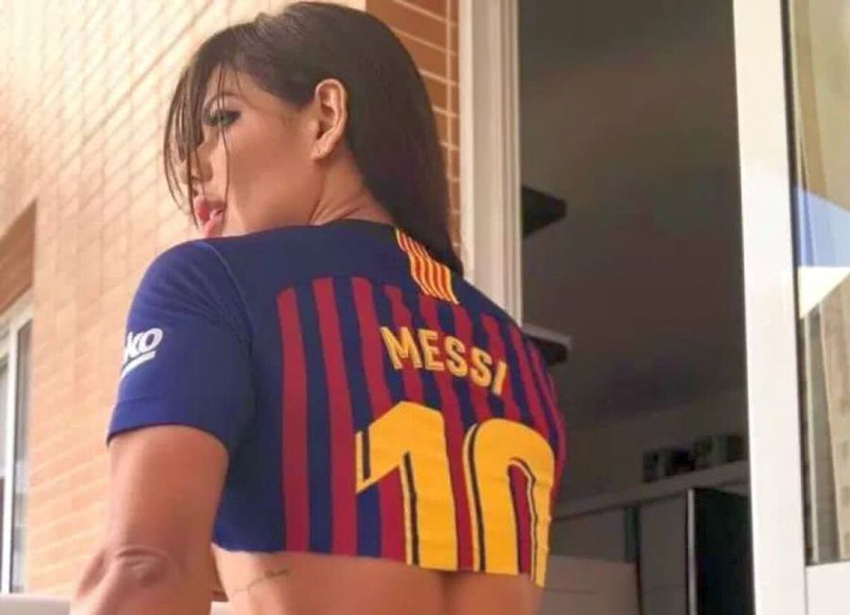 FOTO Miss BumBum l-a trădat pe Messi și a pozat aproape goală în tricoul altei echipe: „E cea mai bună!”