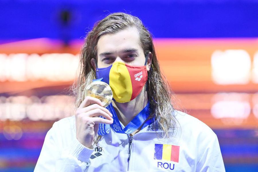Robert Glință (Imago) Țară, țară, vrem eroi!