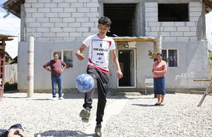 Puștiul care-i calcă pe urme lui Tavi Popescu » Ionatan Benjamin face naveta, aproape 100 de kilometri pe zi, totul din dragoste pentru fotbal