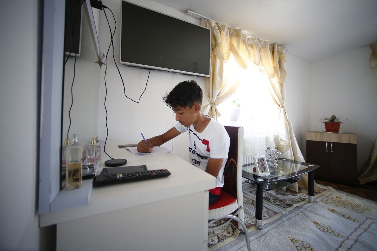 Puștiul care-i calcă pe urme lui Tavi Popescu » Ionatan Benjamin face naveta, aproape 100 de kilometri pe zi, totul din dragoste pentru fotbal