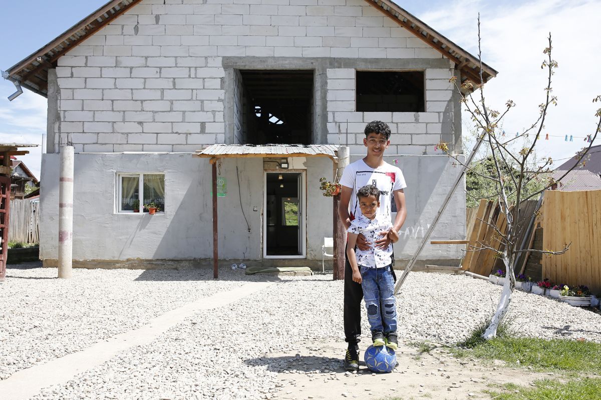 Puștiul care-i calcă pe urme lui Tavi Popescu » Ionatan Benjamin face naveta, aproape 100 de kilometri pe zi, totul din dragoste pentru fotbal