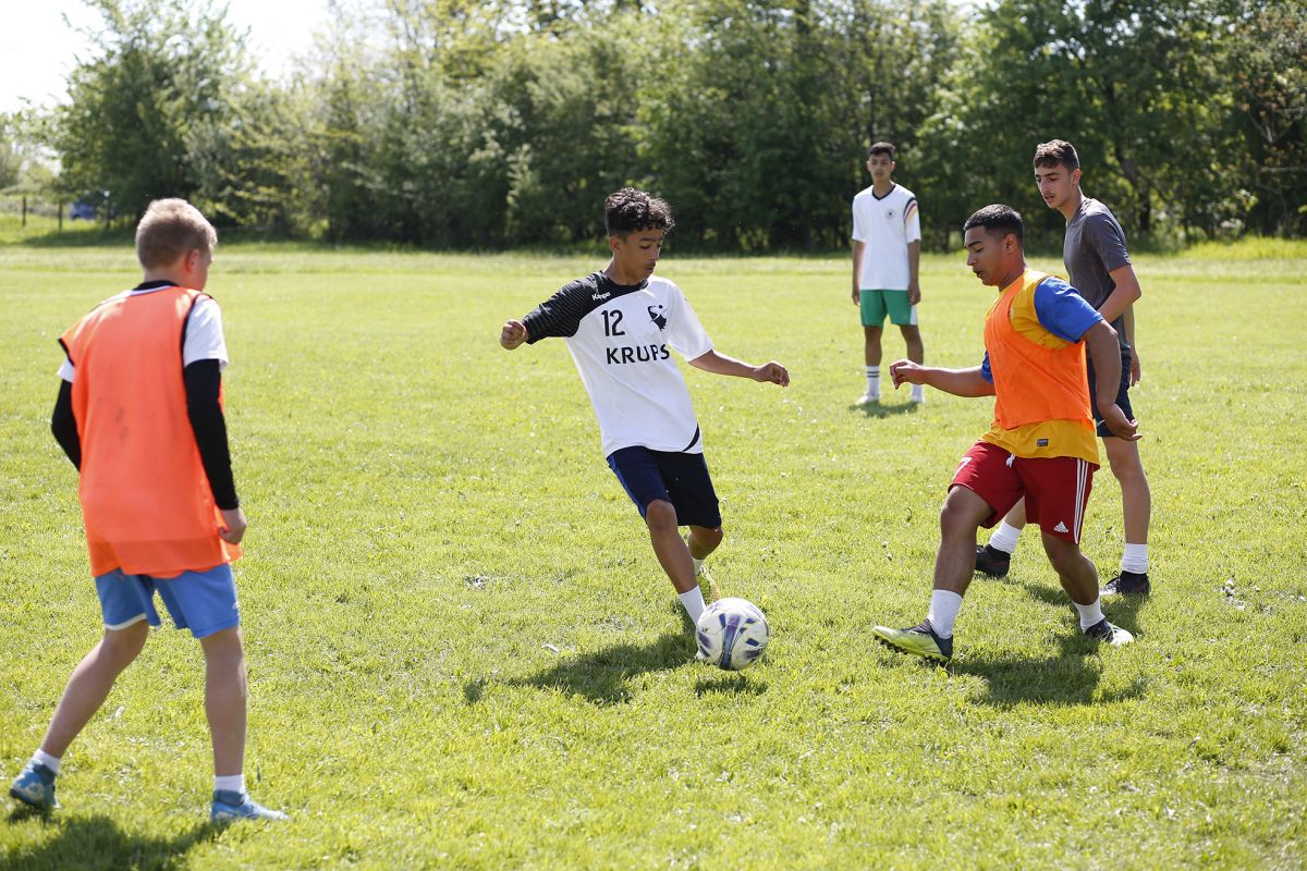 Puștiul care-i calcă pe urme lui Tavi Popescu » Ionatan Benjamin face naveta, aproape 100 de kilometri pe zi, totul din dragoste pentru fotbal