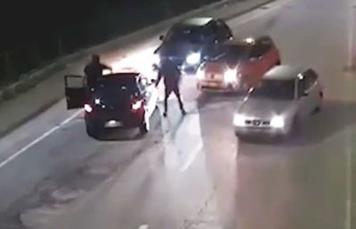 Imagini ca în filmele cu mafioți » Jucător român atacat pe stradă de ultrași, după ce echipa lui a ratat promovarea! 3 persoane arestate