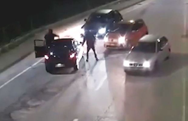 Imagini ca în filmele cu mafioți » Jucător român atacat pe stradă de ultrași, după ce echipa lui a ratat promovarea! 3 persoane arestate