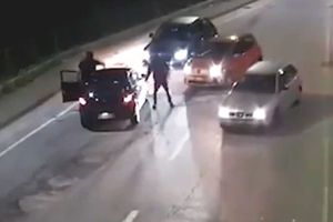 Imagini ca în filmele cu mafioți » Jucător român atacat pe stradă de ultrași, după ce echipa lui a ratat promovarea! 3 persoane arestate
