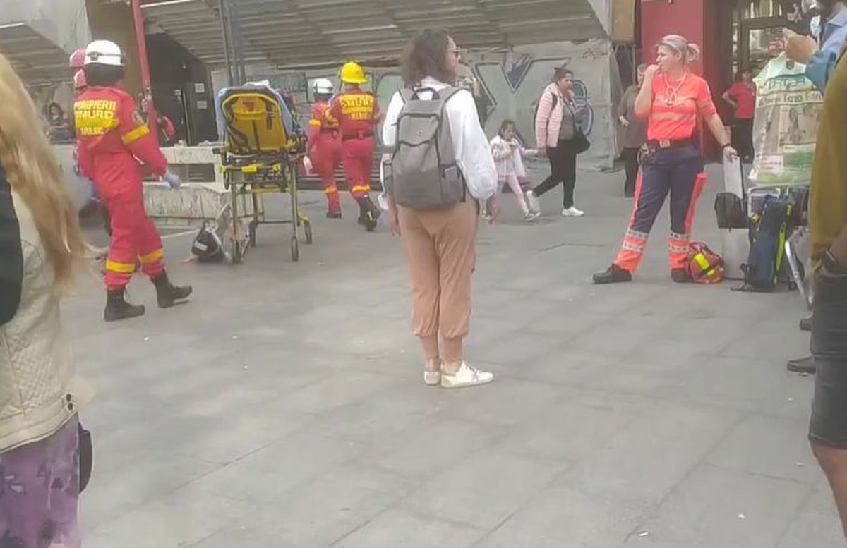 Alertă de incendiu la metroul de la Piața Romană » 3 stații evacuate. 25 de persoane au avut nevoie de îngrijiri medicale. Circulația trenurilor reluată pe un singur fir