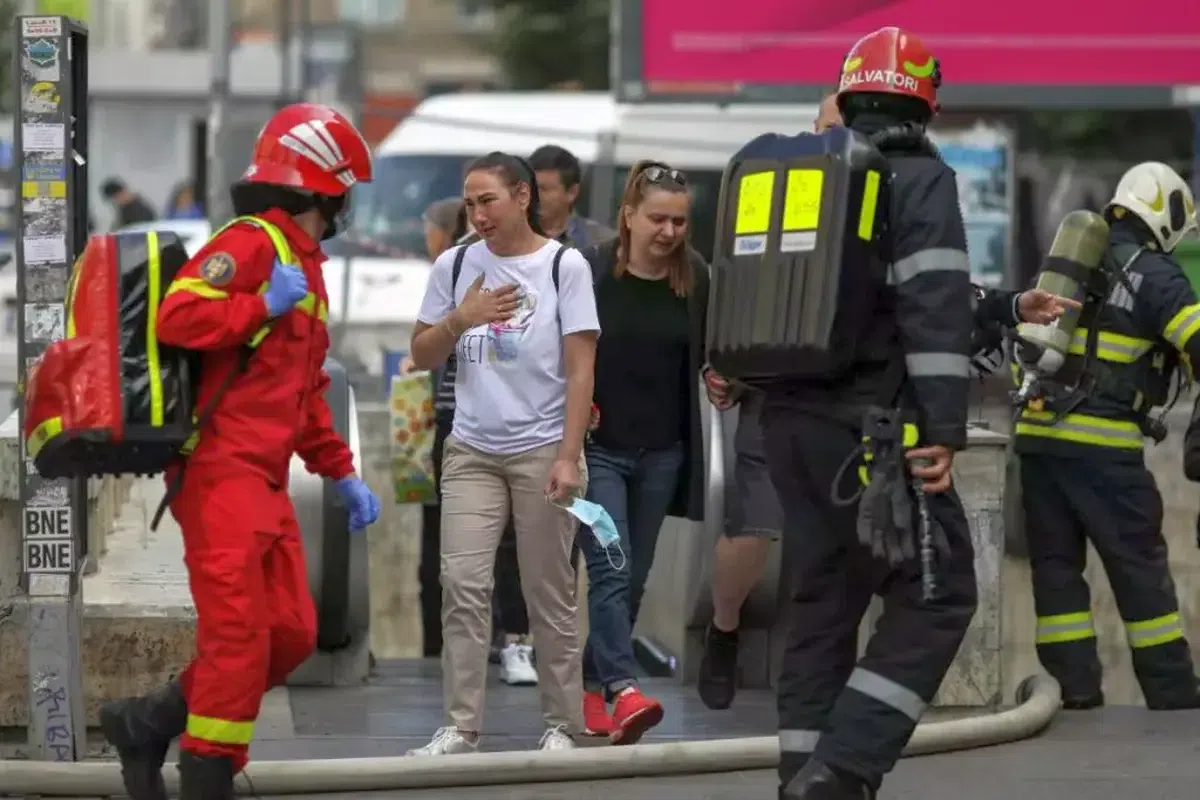 Alertă de incendiu la metroul de la Piața Romană » 3 stații evacuate. 25 de persoane au avut nevoie de îngrijiri medicale. Circulația trenurilor reluată pe un singur fir