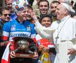 Papa Francisc, alături de fotbaliștii care evoluează în Clericus Cup, una din competițiile Vaticanului // Foto: Imago