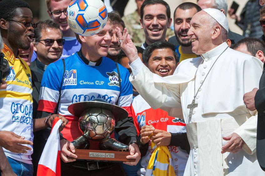 Papa Francisc, alături de fotbaliștii care evoluează în Clericus Cup, una din competițiile Vaticanului // Foto: Imago