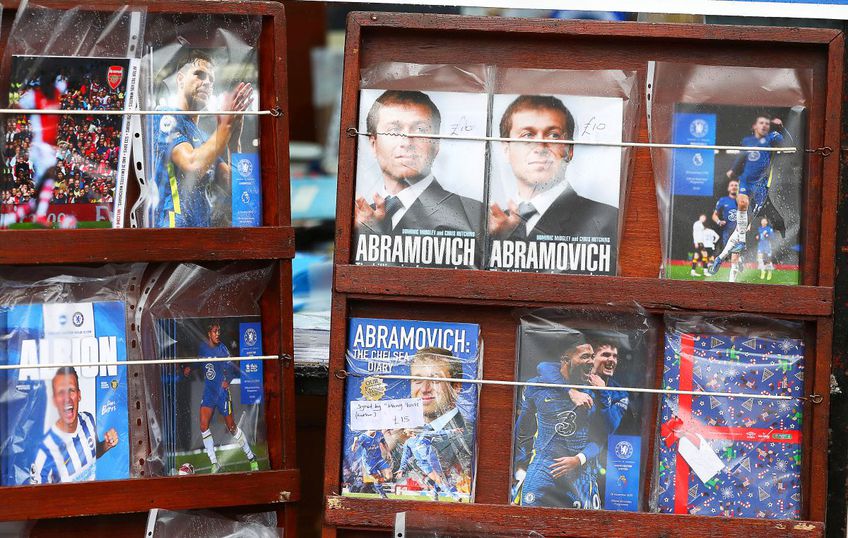 Stand de reviste cu Roman Abramovich, patronul lui Chelsea, foto: Imago