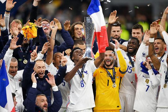 Aurelien Tchouameni ridică trofeul UEFA Nations League