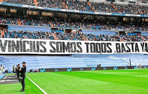 Fanii lui Real Madrid și-au arătat sprijinul pentru Vinicius. 
Foto: Twitter @ Real Madrid
