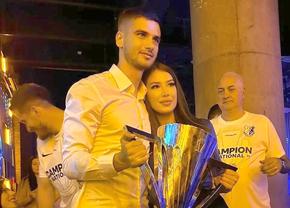 Iubita fotbalistului de la Farul a atras toate privirile la meciul cu FCSB » Nu a lipsit nici de la petrecerea campionilor
